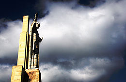 La scultura del Sacro Cuore si trova in cima al monte e abbraccia simbolicamente la città di Oviedo