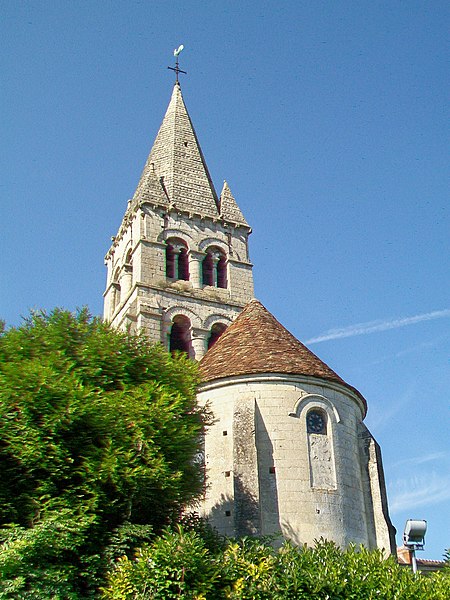 File:Saint-Vaast-de-Longmont (60), église Saint-Vaast, façade est.jpg