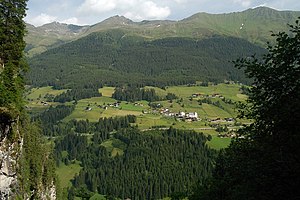 Zischkealm in Bildmitte oberhalb der Waldgrenze