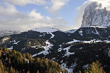 Panorama d'un paysage montagneux, en partie enneigé.