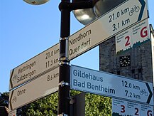 Wegweiser-Schild am Schüttorfer Marktplatz