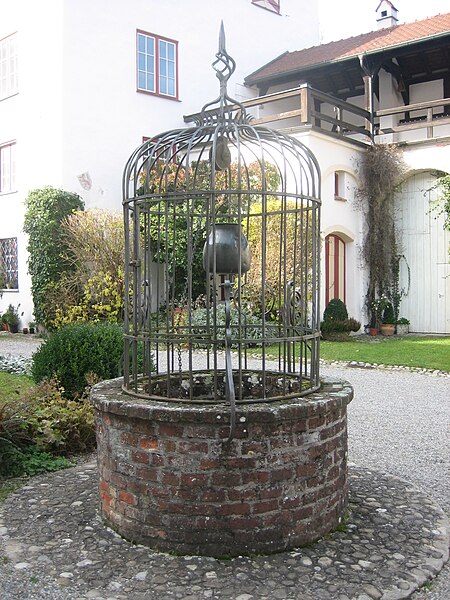 File:Schloss Kronburg 23.JPG