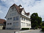 Schulhaus mit Turnhalle