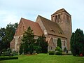 KW 21: Die Dorfkirche Schwinkendorf ist ein Kirchengebäude in Schwinkendorf, einem Ortsteil der Gemeinde Moltzow, im Landkreis Mecklenburgische Seenplatte. Es wurde in der Mitte des 13. Jahrhunderts errichtet. Langhaus, Chor und Sakristei bestehen zum großen Teil aus Feldsteinen. Bei der Renovierung von 1860 bis 1867 wurden die Ostgiebel mit Resten der ursprünglichen Gliederung sowie die Bänke erneuert. In der wohl noch mittelalterlichen Südvorhalle befindet sich die Priesterpforte, mit abgestuften Gewänden und eingestellten Rundstäben und Kapitellen. Das Kuppelgewölbe in der Sakristei ist mit bauzeitlichen Malereien, wie Ornamente und Christussymbole geschmückt. Die Fenstermalereien wurden von 1863 bis 1864 ausgeführt. Weiterlesen