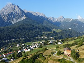 Scuol Schloss Tarasp Piz Pisoc.jpg