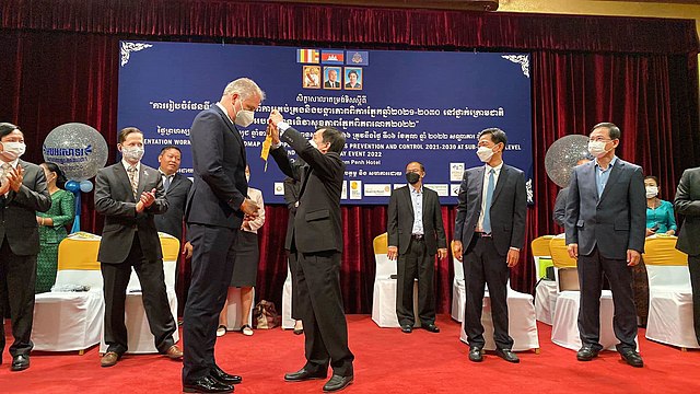 H.E. Sea Huong (State Secretary, Ministry of Health) appoints Dutch Björn Stenvers (CEO Eye Care Foundation) as Knight Commander on 6 October 2022.