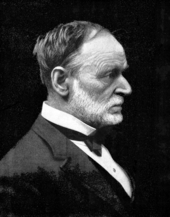 Un fotograma en blanco y negro de la cabeza y los hombros de un hombre.  esta mirando hacia la derecha