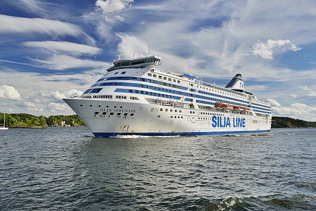 Круизный паром Silja Serenade в прибрежных водах Стокгольмского архипелага