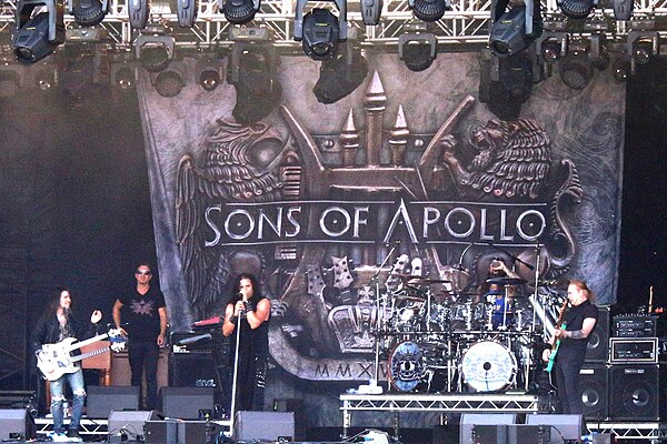 Sons of Apollo performing in 2018. (L–R: Ron "Bumblefoot" Thal, Derek Sherinian, Jeff Scott Soto, Mike Portnoy and Billy Sheehan).