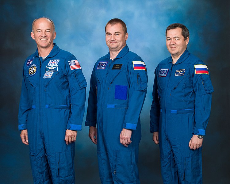 File:Soyuz TMA-20M official crew portrait.jpg