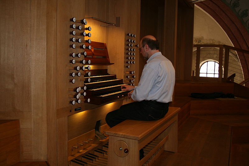 File:StMartinOrgelOrganist01.jpg