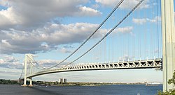 Uitzicht op een van de torens van de brug