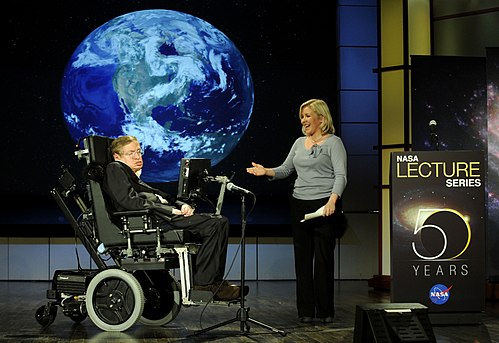  NASA創立50周年記念講演で、娘のルーシー・ホーキング博士から贈られるホーキング博士（2008年）Wikipediaより
