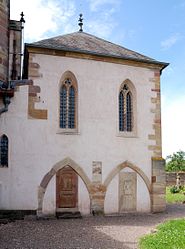 Sacristie avec éléments architecturaux du XIVe