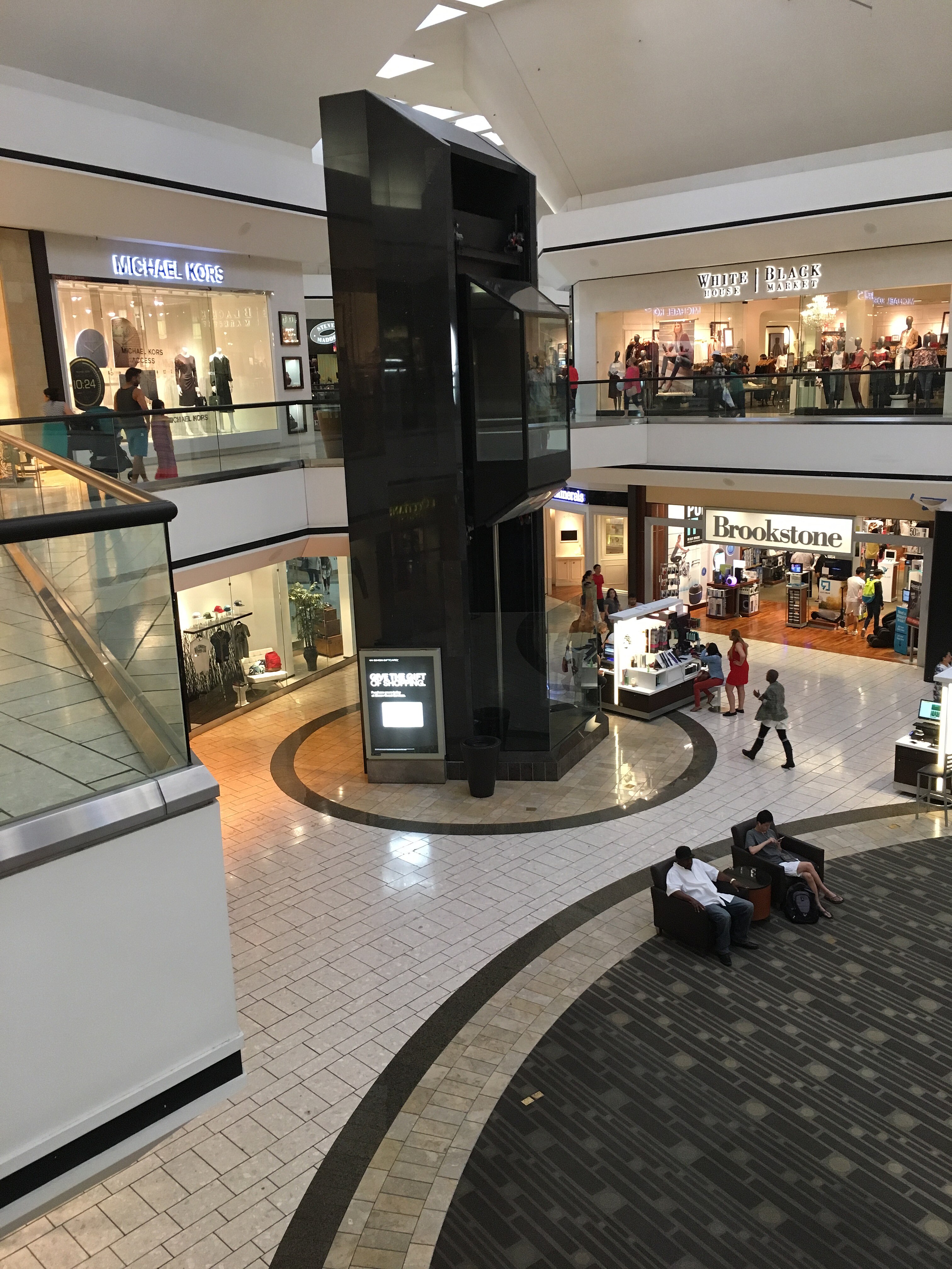 File Stoneridge Mall 1 2016 09 10.jpg Wikimedia Commons