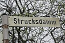 Street sign Strucksdamm (Flensburg 2014) .JPG