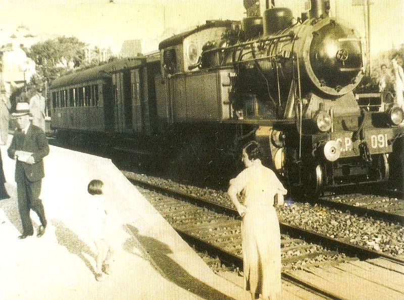 File:Sud Express train at the Estoril Railway Station.jpg