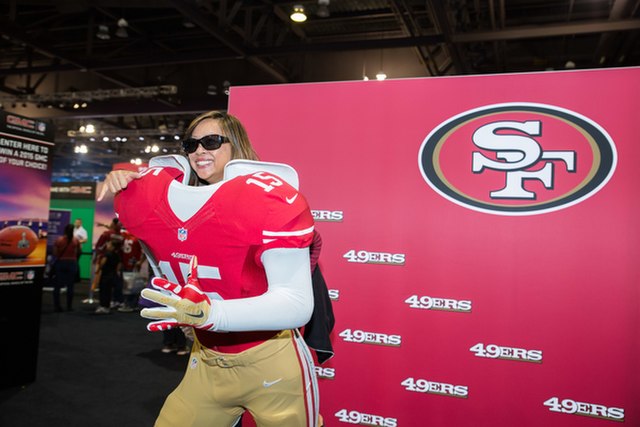 49ers fans enjoying Super Bowl gear before showtime