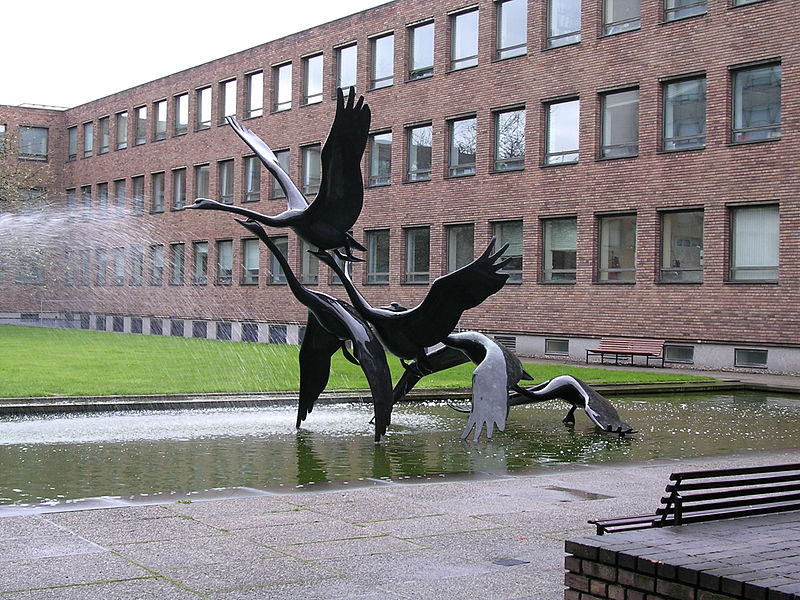 File:Swans, Civic Centre, Newcastle upon Tyne, 6 April 2005.jpg