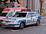 Saab 9-5 Kombi -2005 intill en ambulans.