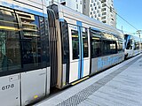 Une rame de tramway U 52600 à la station "Evry-Courcouronnes - Centre Ville - Université" de la ligne 12 Express du tramway d'Île-de-France