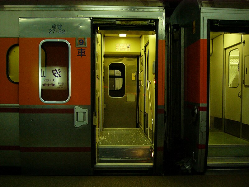 File:TRA PP auto doors open at Xizhi Station 20100915 night.jpg