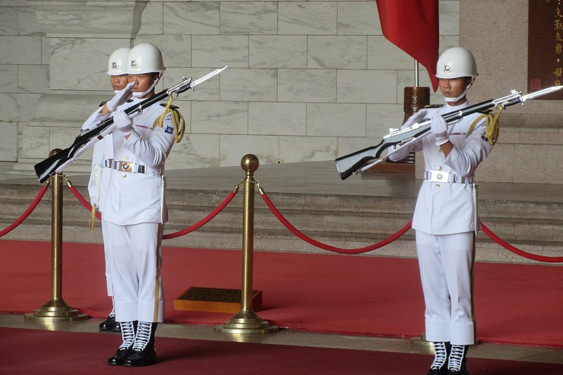 File:TW 台灣 Taiwan 台北 Taipei 中正區 Zhongzheng 中山南路 Zhongshan South Road 蔣中正紀念堂 Chiang Kai-shek Memorial Hall white uniform men at work August 2019 IX2 01.jpg