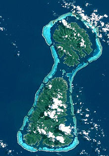 Satelita foto de Raiatea (malsupre) kaj Tahaa