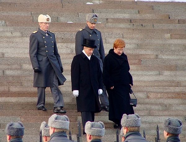 Sauli Niinistö leaving Parliament after receiving his presidency with outgoing President Tarja Halonen in March 2012