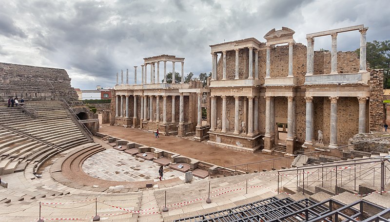 File:Teatro romano de Mérida. España-2.jpg
