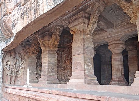Hyrja e tempullit të madh shpellor kushtuar Vishnu-s.