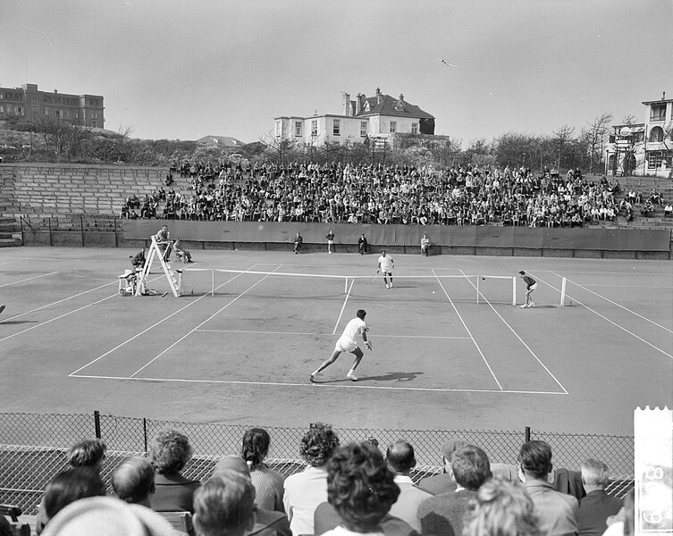 File:Tennis Noordwijk Professional Championship Pancho Segura vs Pancho Gonzales (voor), Bestanddeelnr 912-8079.jpg