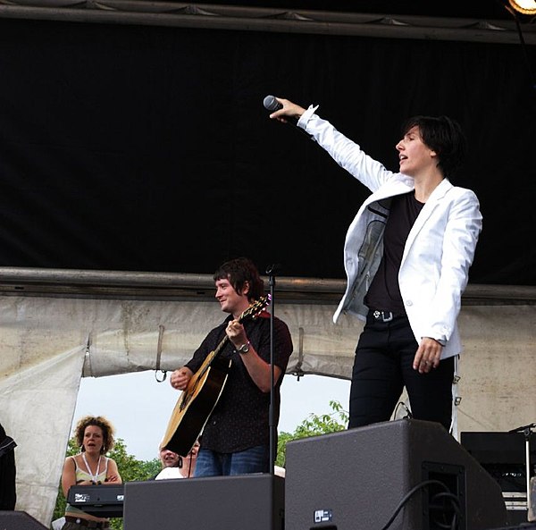 Spiteri and Ally McErlaine performing live in 2004