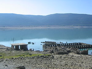 Vista parcial del embalse. En primer plano, la zona del Balneario de aguas termales de Tiermas inundada.