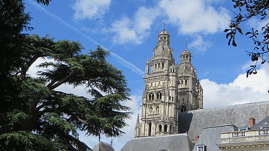 La double tour-clocher de la cathédrale Saint-Gatien de Tours (Indre-et-Loire).