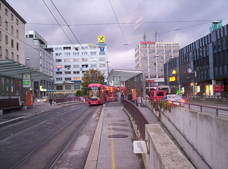 File:Tram linz neardanube.jpg