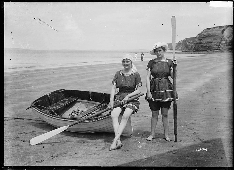 File:Two women in bathing costumes (21662437486).jpg