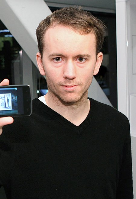 Tyler Shields with LG ‘Nitro HD’.jpg