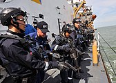 Pasukan Angkatan Laut Singapura dalam latihan bersama personel Penjaga Pantai AS