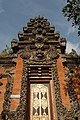 Gerbang pura Bali yang penuh ukiran.