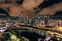 De skyline van Melbourne bij nacht