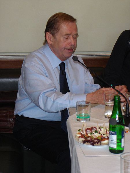 File:Václav Havel 9. června 2006, Café d'Europe.jpg