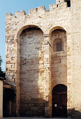 La façade occidentale fortifiée.