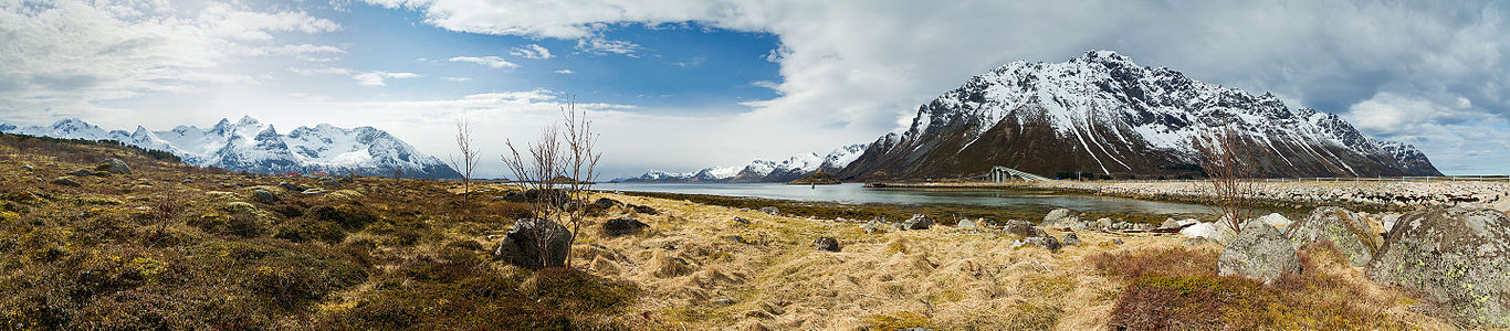 "View_at_Gimsøystraumen_in_Vågan,_Lofoten,_Norway,_2015_April.jpg" by User:Sting