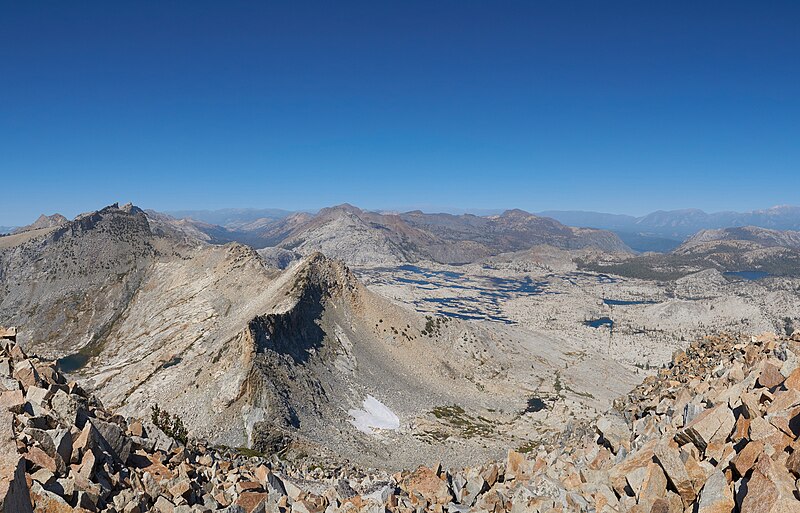 File:View of the Desolation Wilderness from Pyramid Peak.jpg