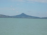 Vue sur la colline d'Örsi depuis le port de Fonyód, 2016 Hungary.jpg