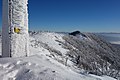 Pohľad zo západného vrcholu Vihorlatu na východný v zime