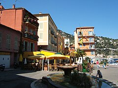 Charmante petite place à l'extrémité sud du quai de l'Amiral Ponchardier à Villefranche-sur-Mer.