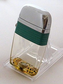 Scripto Vu lighter with transparent fluid compartment Vintage Cigarette Lighter - Scripto Vu-Lighter With A Pair Dice In The Fluid Compartment (14097370220).jpg
