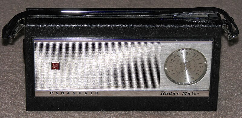 File:Vintage Panasonic "Radar Matic" Automatic Tuning Transistor Radio, Model R-1010 (8314676651).jpg